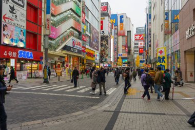 Tokyo, Japonya - 18 Aralık 2019: Tokyo, Japonya 'daki Akihabara sokak ve şehir manzarası