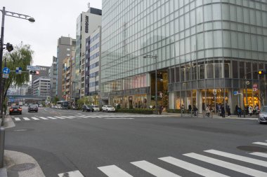 Tokyo, Japonya - 17 Aralık 2019: Tokyo, Japonya 'daki Yurakucho tren istasyonu yakınlarındaki Ginza alışveriş caddesinin görüntüsü