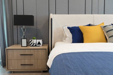 rahat bir yatak yastık ile