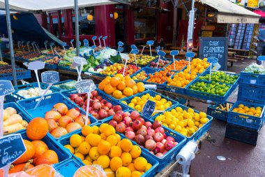 Amsterdam, Hollanda - 28 Kasım 2019: Hollanda, Amsterdam 'da Albert Cuyp Market' te birçok çeşit meyve satılıyor