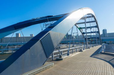 Tokyo, Japonya - 5 Ocak 2020: Tokyo, Japonya 'daki Sumida nehri yakınlarındaki 6 numaralı modern Metropolitan Otoyolu.