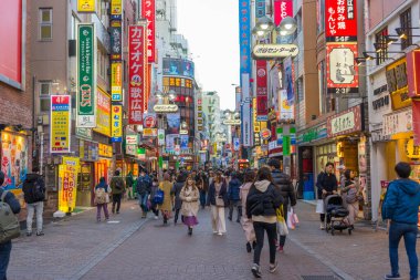 Tokyo, Japonya - 5 Ocak 2020: Kimliği belirsiz kişiler 5 Ocak 2020 'de Tokyo, Japonya' da Shibuya alışveriş caddesinde yürüyor.