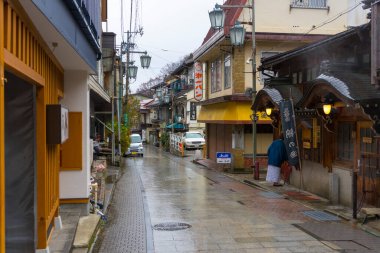 Küçük Japon kasabasında yağmurlu bir gün 