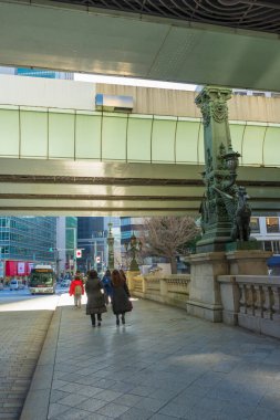 Modern Shuto Otoyolu Tokyo, Japonya 'daki eski Nihonbashi köprüsünün üzerine inşa edilmiştir. 