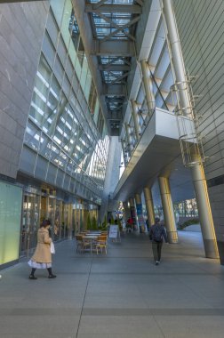 Tokyo, Japonya - 5 Ocak 2020: Kimliği belirsiz kişiler 5 Ocak 2020 'de Tokyo, Japonya' daki Roppongi Hills 'i ziyaret etti.