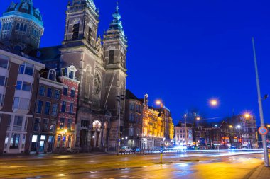 Grand Hotel Krasnapolsky, Amsterdam, Hollanda yakınlarındaki meydanın gece manzarası