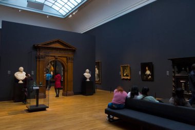 Amsterdam, Hollanda - 29 Kasım 2019: Amsterdam, Hollanda 'daki Rijksmuseum' da Rembrandt 'ın ünlü Gece Nöbeti' ne bakan ziyaretçiler.
