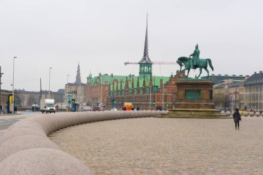 Kopenhag, Danimarka - 26 Kasım 2019: Danimarka 'nın Kopenhag kentindeki Christiansborg Slotsplad (Kale Meydanı)' nda Kral Frederik VII.