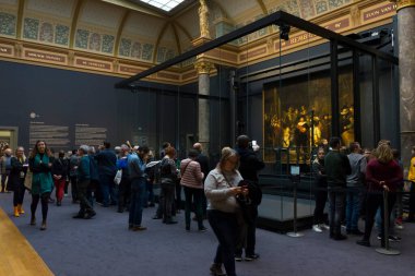 Amsterdam, Hollanda - 29 Kasım 2019: Amsterdam, Hollanda 'daki Rijksmuseum' da Rembrandt 'ın ünlü Gece Nöbeti' ne bakan ziyaretçiler.