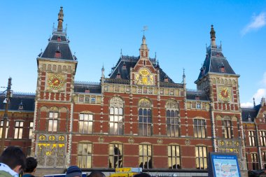 Amsterdam, Hollanda - 27 Kasım 2019: Amsterdam, Hollanda 'daki Güzel Amsterdam Merkez İstasyonu 27 Kasım 2019.