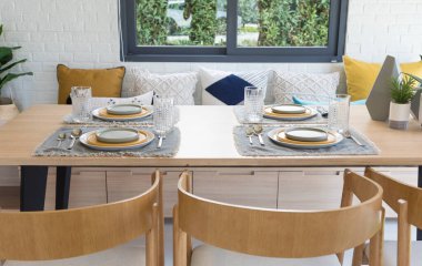 Sarı ve gri tabaklı yemek masası.