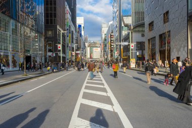 Tokyo, Japonya - 4 Ocak 2020: 4 Ocak 2020 'de Tokyo, Japonya' da Ginza Caddesi 'nde yürüyen ve dinlenen kimliği belirsiz insanlar.
