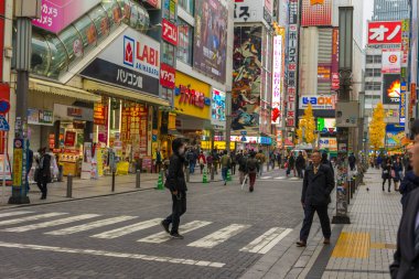 Tokyo, Japonya - 18 Aralık 2019: Tokyo, Japonya 'daki Akihabara sokak ve şehir manzarası