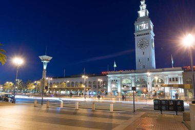 SAN FRANCISCO, ABD - 19 Nisan 2018: The Ferry Building and Marketplace over blue sky at the Embarcadero at San Francisco, USA 19 Nisan 2018.