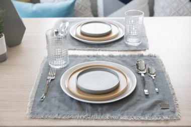 Sarı ve gri tabaklı yemek masası.