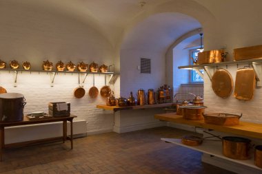 Kopenhag, Danimarka - 26 Kasım 2019: Kopenhag, Danimarka 'daki Christiansborg Sarayı' nın kraliyet mutfağının iç manzarası