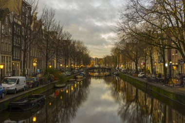 Amsterdam, Hollanda - 27 Kasım 2019 Amsterdam, Hollanda 'da 27 Kasım 2019' da Amsterdam Kanalı 'ndaki ev ve teknelerin görüntüsü.