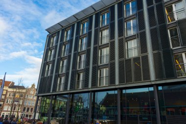 Amsterdam, Hollanda - 29 Kasım 2019: Anne Frank Müzesi önünde kalabalık