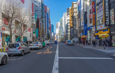 Tokyo, Japonya - 6 Ocak 2020: Tokyo, Japonya 'daki Shinjuku semtinin sokak manzarası ve tabela panosu 6 Ocak 2020.