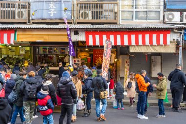 Tokyo, Japonya - 4 Ocak 2020: 4 Ocak 2020 'de Tokyo, Japonya' daki Tsukiji Balık Pazarı 'nda yürüyen kimliği belirsiz kişiler.