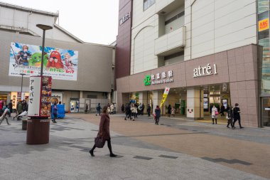 Tokyo, Japonya - 18 Aralık 2019: Tokyo, Japonya 'daki Akihabara JR İstasyonu çevresindeki binaların görüntüsü