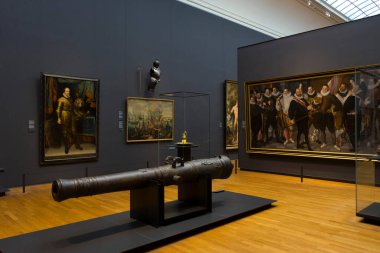 Amsterdam, Hollanda - 29 Kasım 2019: Amsterdam, Hollanda 'daki Rijksmuseum' da Rembrandt 'ın ünlü Gece Nöbeti' ne bakan ziyaretçiler.