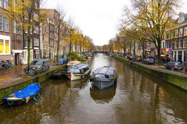Amsterdam, Hollanda - 27 Kasım 2019 Amsterdam, Hollanda 'da 27 Kasım 2019' da Amsterdam Kanalı 'ndaki ev ve teknelerin görüntüsü.