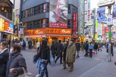 Tokyo, Japonya - 5 Ocak 2020: Kimliği belirsiz kişiler 5 Ocak 2020 'de Tokyo, Japonya' da Shibuya alışveriş caddesinde yürüyor.