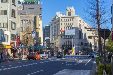 Tokyo, Japonya - 5 Ocak 2020: Tokyo, Japonya 'da Tokyo Skytree' ye Tobu hattını bağlayan Asakusa İstasyonu olan Gezmise binasının sokak manzarası 5 Ocak 2020.
