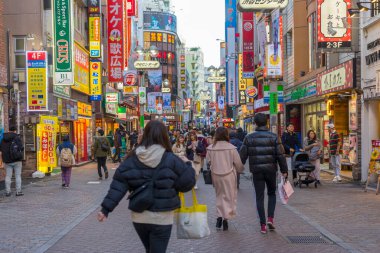 Tokyo, Japonya - 5 Ocak 2020: Kimliği belirsiz kişiler 5 Ocak 2020 'de Tokyo, Japonya' da Shibuya alışveriş caddesinde yürüyor.