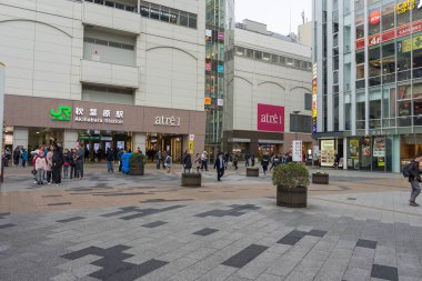 Tokyo, Japonya - 18 Aralık 2019: Tokyo, Japonya 'daki Akihabara JR İstasyonu çevresindeki binaların görüntüsü