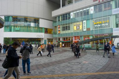 Tokyo, Japonya - 17 Aralık 2019: Tokyo, Japonya 'daki Yurakucho tren istasyonunda yürüyen kimliği belirsiz kişiler