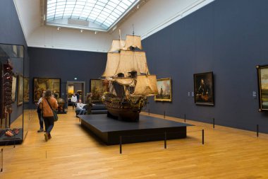 Amsterdam, Hollanda - 29 Kasım 2019: Amsterdam, Hollanda 'daki Rijksmuseum' da Rembrandt 'ın ünlü Gece Nöbeti' ne bakan ziyaretçiler.