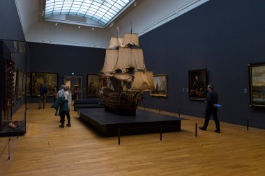 Amsterdam, Hollanda - 29 Kasım 2019: Amsterdam, Hollanda 'daki Rijksmuseum' da Rembrandt 'ın ünlü Gece Nöbeti' ne bakan ziyaretçiler.