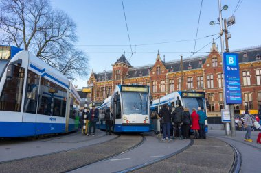 Amsterdam, Hollanda - 27 Kasım 2019: Amsterdam, Hollanda 'daki Güzel Amsterdam Merkez İstasyonu 27 Kasım 2019.