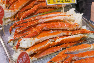 Tokyo, Japonya 'daki Tsukiji Balık Pazarı' nda taze çiğ deniz ürünleri satılıyor.