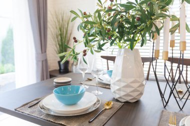 Ahşap masanın güzel dekorasyonu.