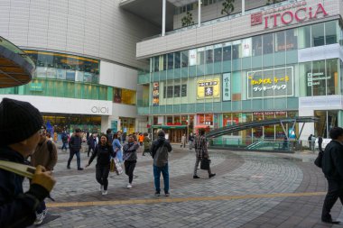 Tokyo, Japonya - 17 Aralık 2019: Tokyo, Japonya 'daki Yurakucho tren istasyonunda yürüyen kimliği belirsiz kişiler