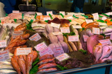 Amsterdam, Hollanda - 28 Kasım 2019: Albert Cuyp Market 'te birçok çeşit deniz ürünü satılıyor 