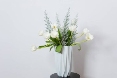 Buketteki beyaz laleler