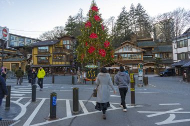 Gunma, Japonya - 18 Aralık 2019: 18 Aralık 2019 'da Japonya' nın Gunma kentindeki Yubatake Hotspring 'te kimliği belirlenemeyen kişiler akşam saatlerinde şehri geziyor..