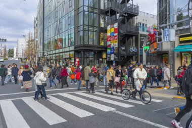 Tokyo, Japonya - 4 Ocak 2020: Tokyo, Japonya 'da 4 Ocak 2020' de Harajuku bölgesinde yürüyüş ve alışveriş yapan kalabalık.