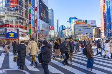 Tokyo, Japonya - 6 Ocak 2020: Japonya 'nın Tokyo kentindeki Shinjuku yolunda tanımlanamayan insan kalabalığı 6 Ocak 2020' de karşıdan karşıya geçti.