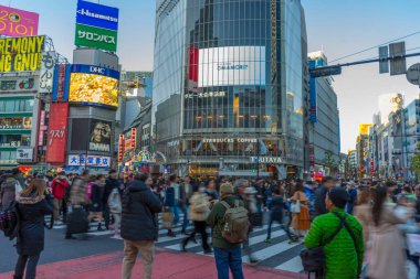 Tokyo, Japonya - 5 Ocak 2020: Kimliği belirsiz kişiler 5 Ocak 2020 'de Tokyo, Japonya' da Shibuya alışveriş caddesinde yürüyor.