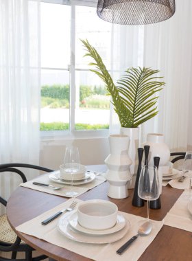 Masa yemek odasındaki yuvarlak masaya kurulmuş.