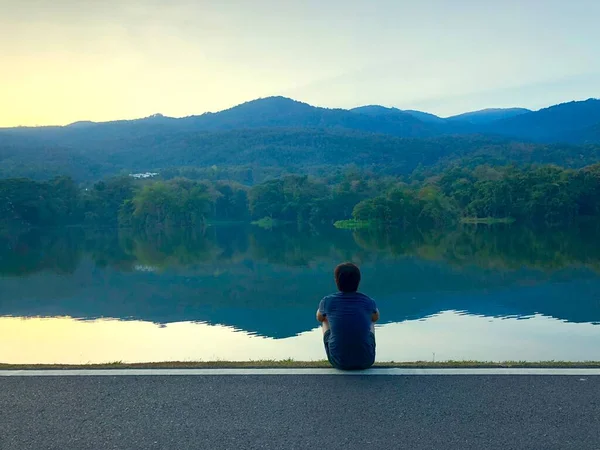 Jeune Homme Assis Sur Bord Lac — Photo