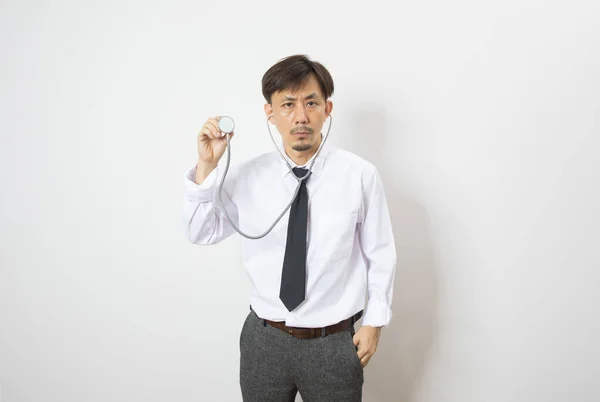Przystojny Azji Lekarz Stojący Biały Tło — Zdjęcie stockowe