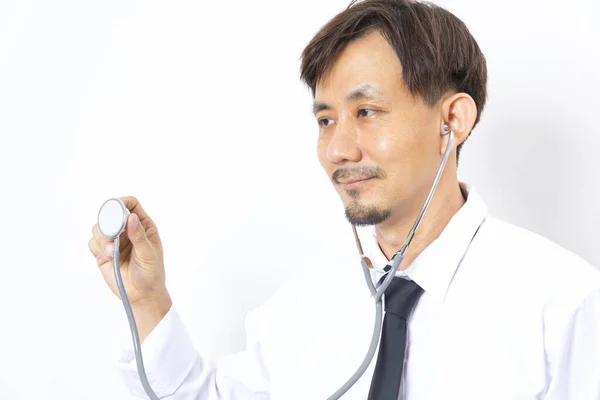 Asiatische Mann Arzt Diagnose Mit Stethoskop Auf Weißem Hintergrund — Stockfoto