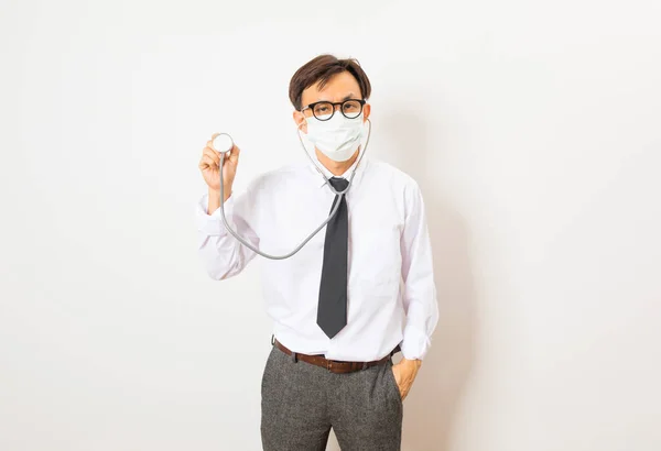 Ásia Homem Médico Vestindo Cirúrgico Máscara Branco Fundo — Fotografia de Stock