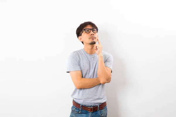 Hombre Asiático Con Gafas Una Camiseta Gris Pensando Fondo Blanco — Foto de Stock